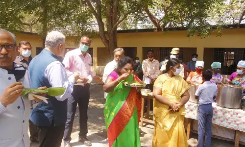 அரசு பள்ளியில் மாணவர்களுக்கு வழங்கப்படும் மதிய உணவின் தரத்தை சாப்பிட்டு ஆய்வு செய்தார் துணைநிலை ஆளுநர் தமிழிசை!