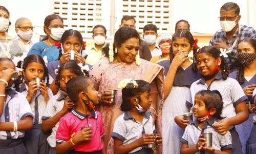 அரசு பள்ளிகளில் மாணவர்களுக்கு பால் வழங்கும் திட்டத்தை தொடங்கி வைத்த துணைநிலை ஆளுநர் தமிழிசை!