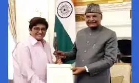 புதுச்சேரி முன்னாள் லெப்டினன்ட் கவர்னர் கிரண் பேடிக்குப் பரிசு வழங்கி ஜனாதிபதி கெளரவம்.!