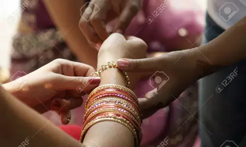 வளையல் அணிவதால் பெண்களுக்கு கிடைக்கும் ஆச்சரிய ஆற்றல். சுவாரஸ்ய தகவல்