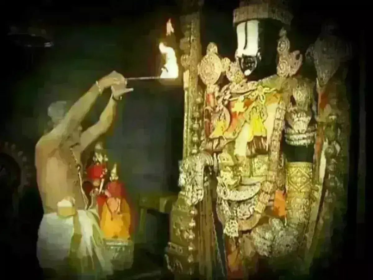 திருப்பதி வெங்கடாசலபதி முகத்தில் அன்றாடம் நிகழும் அதிசயம்!