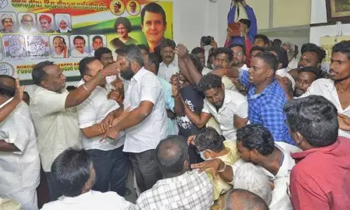 புதுச்சேரி: காங்கிரஸ் தேர்தல் கூட்டத்தில் தலைவர்களுக்கு இடையே மோதல்!