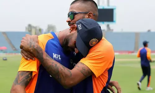 இங்கிலாந்து எதிரான போட்டியில் அரைசதம் வீளாசிய க்ருனாள் பாண்டியா கண்கலங்கினார்.!