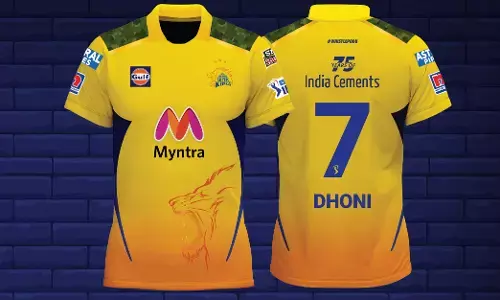 சென்னை சூப்பர் கிங்ஸ் அணிக்கு புதிய ஜெர்சியை அறிமுகம் செய்தார் தோனி.!