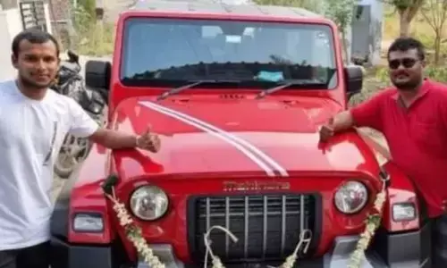 தனக்கு பரிசாக வந்த காரை பயிற்சியாளருக்கு அளித்து அழகு பார்த்த நடராஜன்.!