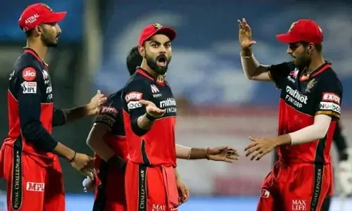 சென்னை அணியை தொடர்ந்து ஆர்சிபி‌ அணியின் முக்கிய வீரருக்கு கொரோனா.!