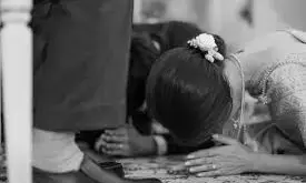 பெரியவர்களின் காலில் விழுந்து வணங்குவதன் பின்னிருக்கும் ஆச்சர்ய ரகசியம்!