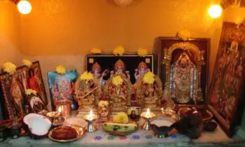 வீட்டில் ஐஸ்வர்யம் பெருக பூஜையறையில் இந்த ஐந்து தெய்வ படங்கள் அவசியம்