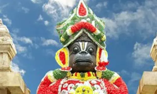 பதினெட்டு அடி உயர அதிசய ஆஞ்சநேயர். காரிய வெற்றிக்கு இவரை வணங்கினால் உடனடி பலன்