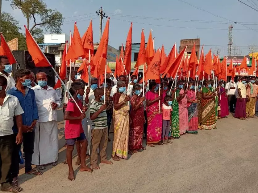 கோவில் கட்டத் தடை போடும் அதிகாரி - கிராம மக்கள் போராட்டம்!