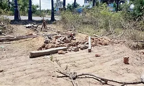 கோவில் நிலத்தை ஆக்கிரமிக்க முயற்சி- அனுமதி இன்றி விதிகளை மீறி கட்டுமானம்.!