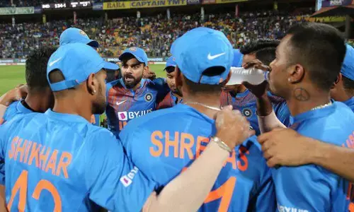 ஏகப்பட்ட கட்டுப்பாடு போட்ட பிசிசிஐ -  இதுக்கு மேல இங்கிலாந்து போகணுமா என்ன? அரண்டு கிடக்கும் இந்திய கிரிக்கெட் அணி!