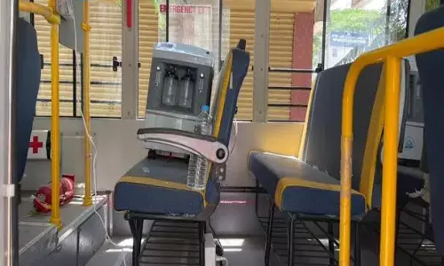 திருப்பூரில் மருத்துவமனையாக மாறிய பேருந்து - கொரோனா நோயாளிகளின் துயர் துடைக்கும் தன்னார்வலர்கள்!