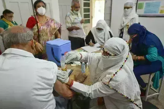 புதுச்சேரியில் 45 வயதுக்கு மேற்பட்டவர்களுக்குத் தடுப்பூசி செலுத்தச் சிறப்பு முகாம்கள்! புதுச்சேரியில் 45 வயதுக்கு மேற்பட்டவர்களுக்குத் தடுப்பூசி செலுத்தச் சிறப்பு முகாம்கள்!