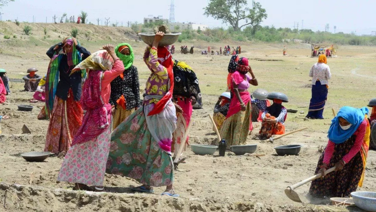 MGNREGA  கீழ் பணிக்கான தேவையில் உயர்வு- கிராமப்புற மேம்பாட்டு அமைச்சகம்!