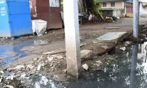 கோவில் முன் சாக்கடை..கண்டுகொள்ளாத நகராட்சி நிர்வாகம்.. தொடரும் அவலம்!