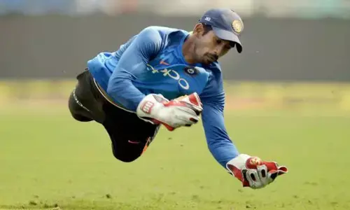 இந்திய அணியின் விக்கெட் கீப்பர் போஸ்ட்டிங்காக 3 பேருக்கு இடையில் அடிதடி..! திறமை இருப்பவர்கள் பிழைத்துக் கொள்ளலாம்!