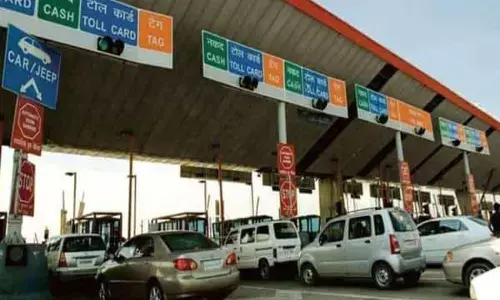 சுங்கச்சாவடிகளில் குறிப்பிட்ட தூரத்துக்கு வாகனங்கள் காத்திருந்தால், கட்டணம் செலுத்த வேண்டாம்? : புதிய நடைமுறை.!