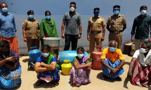 ஊரடங்கில் அரசு பள்ளியில் கள்ளச்சாராயம் காய்ச்சிய பெண்கள் உட்பட 5 பேர் கைது - அவிநாசியில் பரபரப்பு!