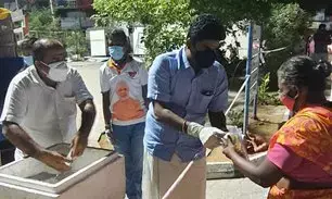 கொரோனா நோயாளிகளின் உறவினர்களுக்கு உணவளித்து வரும் அண்ணாமலை IPS..!