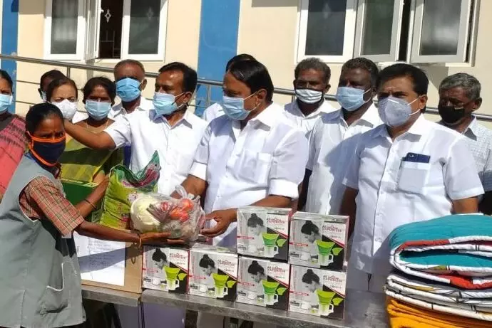 முன்களப் பணியாளர்களுக்கு நிவாரண பொருட்கள் வழங்கிய முன்னாள் அமைச்சர் செங்கோட்டையன்.!