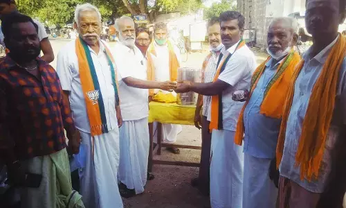 பிரதமர் மோடி தலைமையில் மத்திய அரசு 7ம் ஆண்டு நிறைவு: பொதுமக்களுக்கு முககவசம், கபசுர குடிநீர் வழங்கிய பா.ஜ.க.வினர்.!