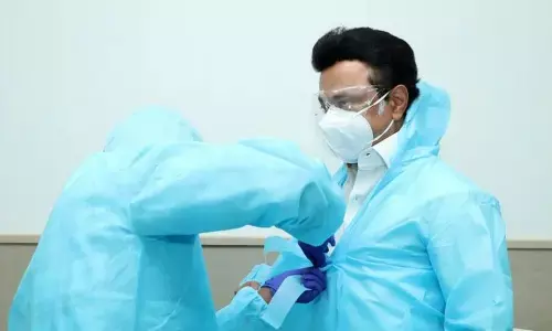 கவச உடை அணிந்து கொரோனா நோயாளிகளை சந்தித்த முதல் முதல்வரா ஸ்டாலின்? உண்மை என்ன?