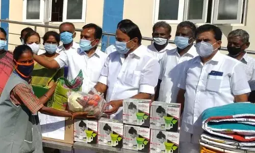 முன்களப் பணியாளர்களுக்கு நிவாரண பொருட்கள் வழங்கிய முன்னாள் அமைச்சர் செங்கோட்டையன்.!