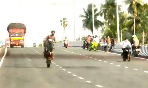 சென்னை: முழுஊரடங்கை மீறியும் பைக் சாகசத்தில் ஈடுபடும் இளைஞர்கள்.!