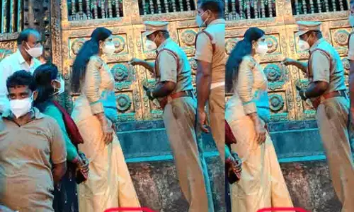 மண்டைக்காடு பகவதி அம்மன் கோவிலில் செருப்பு காலுடன் காங்கிரஸ் எம்.எல்.ஏ., விஜயதரணி: கொதிக்கும் இந்துக்கள்.!