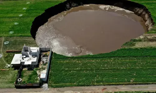 மெக்சிகோ நாட்டில் விவசாய நிலத்தில் பூமி உள்வாங்கி பெரிய பள்ளம் : அதிர்ச்சியில் மக்கள்.!