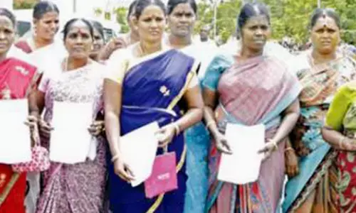 திண்டுக்கல்: நிதி நிறுவனங்களின் அட்டூழியத்தால் வீதியில் இறங்கி போராட்டம் செய்யும் பெண்கள்.!