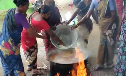 இராமநாதபுரம்: கொட்டும் மழையிலும் குடை பிடித்து சமைத்து ஆதரவற்றோர்களுக்கு உணவு வழங்கும் பெண்கள்.!