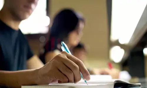 கிராமத்தில் சிக்னல் பிரச்சனை.. மலை உச்சிக்கு சென்று செமஸ்டர் தேர்வு எழுதிய மிசோரம் மாணவர்கள்.! கிராமத்தில் சிக்னல் பிரச்சனை.. மலை உச்சிக்கு சென்று செமஸ்டர் தேர்வு எழுதிய மிசோரம் மாணவர்கள்.!