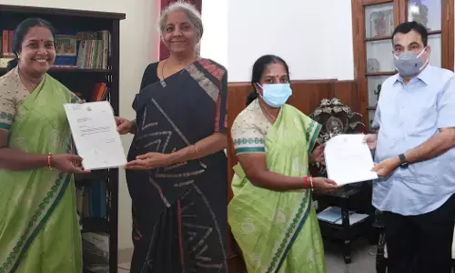 கோவை தொழில் நிறுவனங்களுக்கு உதவுங்கள் : மத்திய அமைச்சர்களிடம் நேரில் மனு அளித்த வானதி சீனிவாசன்..!