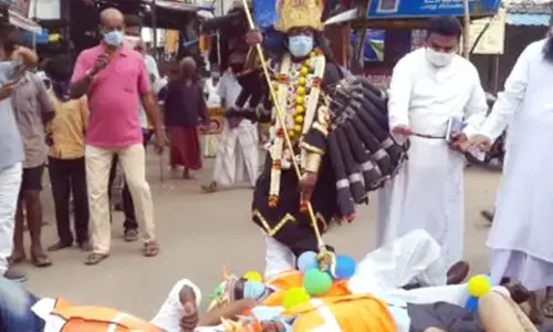 பத்ரகாளி வேடத்தில் கொரோனா விழிப்புணர்வு ஏற்படுத்தும் போலீஸ் இன்ஸ்பெக்டர்.!