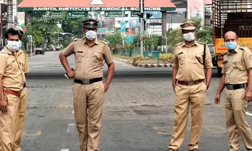 கல்லால் அடித்ததால் சுய நினைவை இழந்த கேரள காவலர் : முகக்கவசம் அணியாததால் வந்த சோதனை!