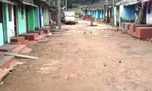 கொரோனா தடுப்பூசி போட்டால் உயிரிழந்து விடுவோம்.. வீடுகளை காலி செய்த பழங்குடியின கிராம மக்கள்.!