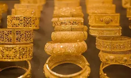 வேலியே பயிரை மேய்ந்தது : நகைக்கடையில் 5 லட்சம் திருடிய காவல்துறையினர்!