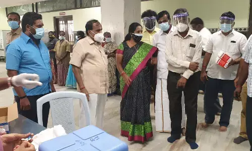 சிறு, குறு தொழிலாளர்களுக்கு தடுப்பூசி முகாமை ஏற்பாடு செய்த பா.ஜ.க எம்.எல்.ஏ வானதி!