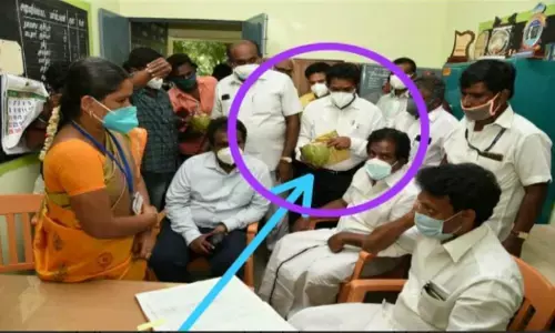 அமைச்சருக்காக இளநீர் தூக்கி நிற்கும் முதன்மை கல்வி அலுவலர் - அரசு அதிகாரிகளை மதிக்காத தி.மு.க?