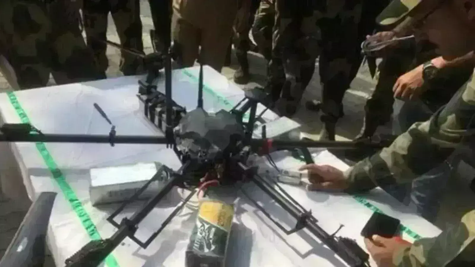 காஷ்மீர் ராணுவ முகாமில் பறந்த ட்ரோன்களை துப்பாக்கி சூடு நடத்தி விரட்டிய ராணுவம்! காஷ்மீர் ராணுவ முகாமில் பறந்த ட்ரோன்களை துப்பாக்கி சூடு நடத்தி விரட்டிய ராணுவம்!