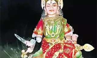 கண்டமங்கலத்தில் அம்மன் சிலை உடைப்பு - மர்ம நபர்களுக்கு வலை வீச்சு! கண்டமங்கலத்தில் அம்மன் சிலை உடைப்பு - மர்ம நபர்களுக்கு வலை வீச்சு!