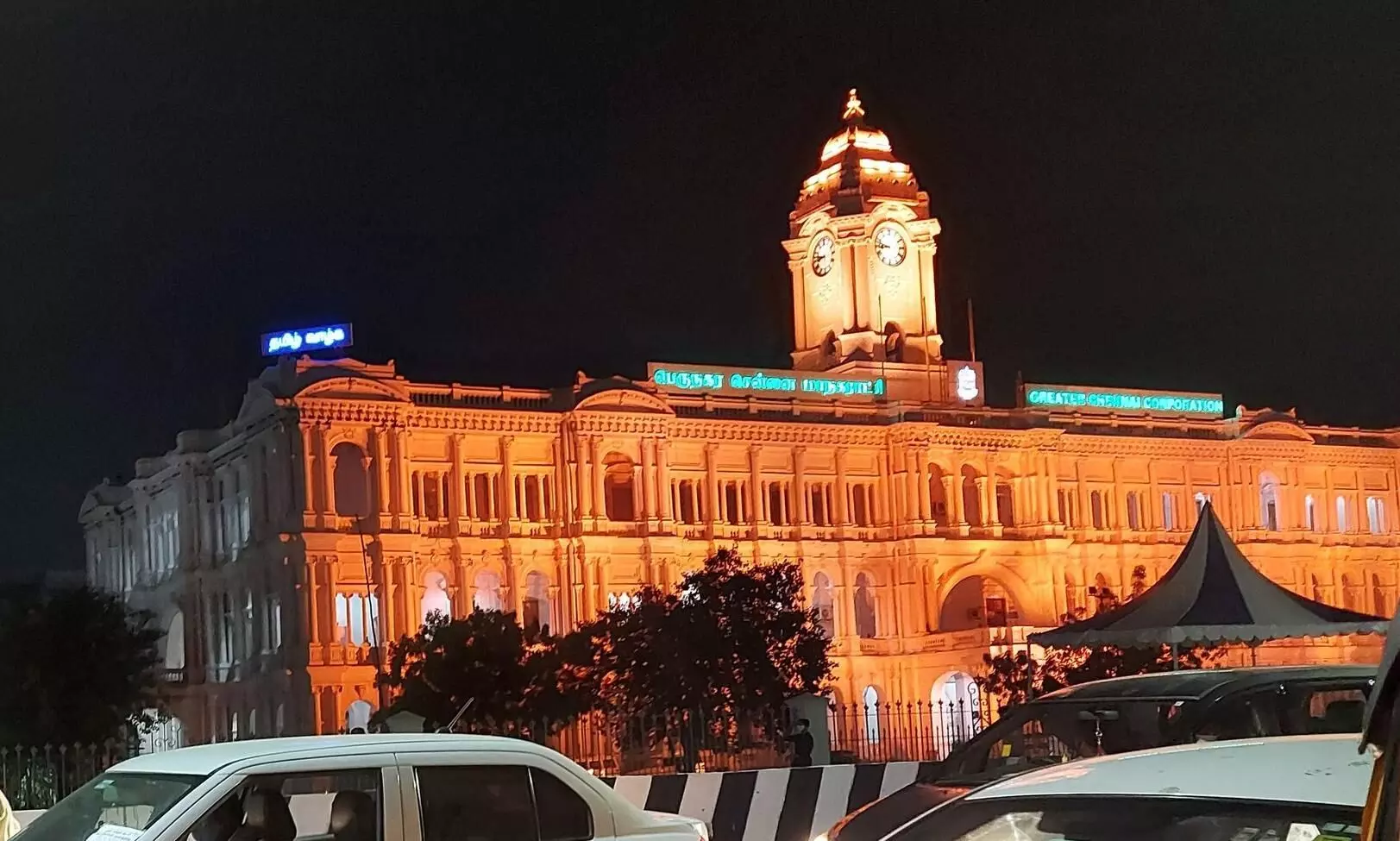 ஆரஞ்சு நிறத்தில் மிளிர்ந்த ரிப்பன் மாளிகை! ஏன் தெரியுமா?