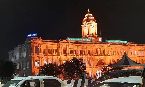 ஆரஞ்சு நிறத்தில் மிளிர்ந்த ரிப்பன் மாளிகை! ஏன் தெரியுமா?