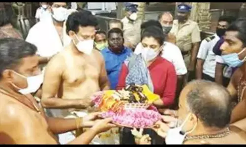 திருச்செந்தூரில் கடலோரத்தில் செந்தில்நாதன் அரசாங்கம் : தி.மு.க அமைச்சரின் பக்தி மழை!