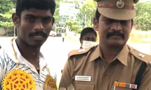 ஒலிம்பிக்கில் பங்கேற்கும் காவலர்.. 30 ஆண்டுகால பகையை மறந்து பேனர் வைத்து அசத்திய கிராமங்கள்.!