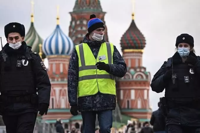 மற்ற நாடுகளின் தடுப்பூசிக்கு அனுமதி வழங்காத ரஷ்யா : பின்னணி என்ன?