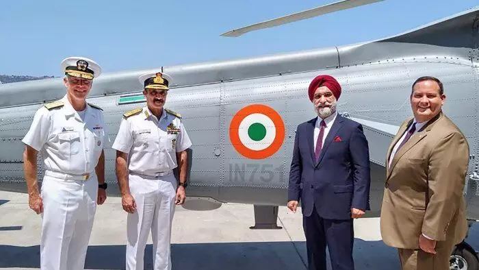 கடல்சார் பாதுகாப்பை பலப்படுத்தும் பாரதம் : வந்து இறங்கும் நவீன ஹெலிகாப்டர்கள்!