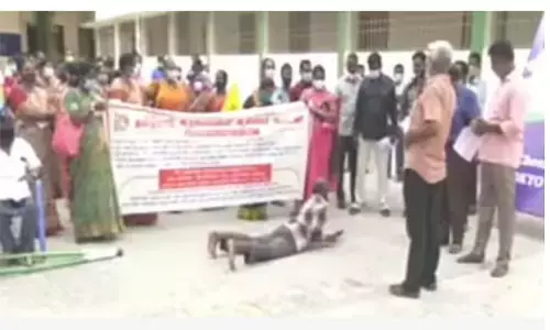 முழுபோதையில் ரகளை செய்த தலைமை ஆசிரியர் சஸ்பெண்ட்! முழுபோதையில் ரகளை செய்த தலைமை ஆசிரியர் சஸ்பெண்ட்!